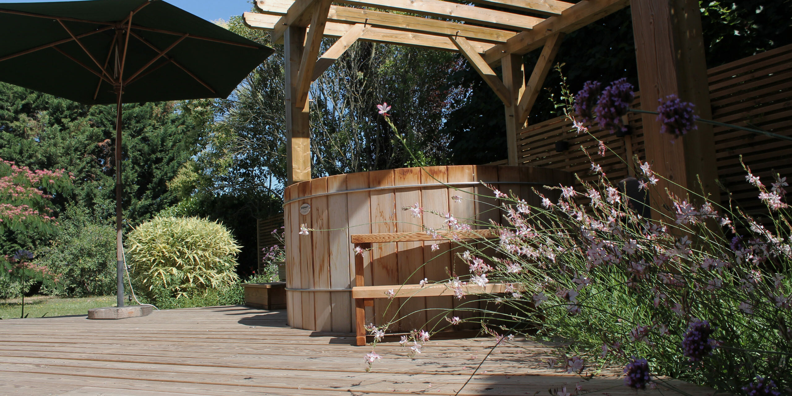 Projet d'aménagement avec pergola, terrasse en bois et bain nordique