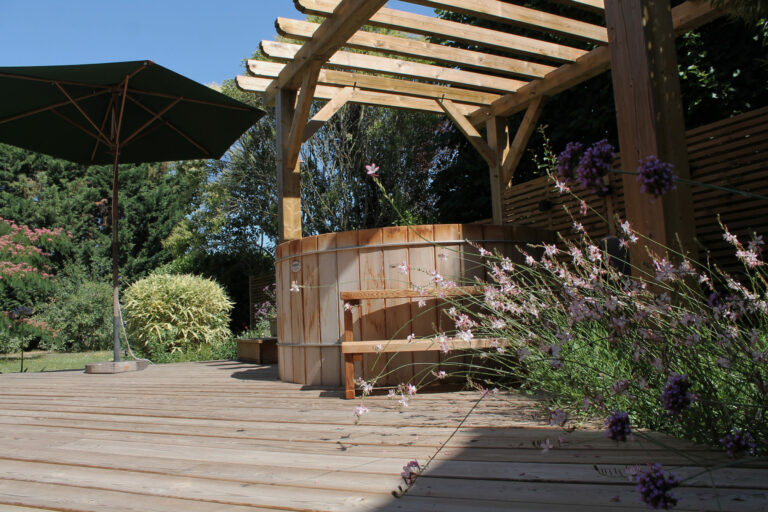 Conception de jardin Projet d'aménagement avec pergola, terrasse en bois et bain nordique