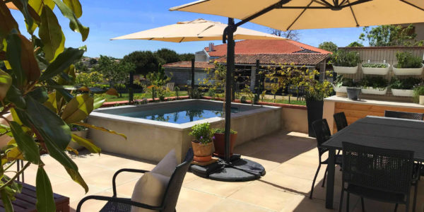 Petite terrasse - Petit jardin - Salon de jardin - Cuisine d'été - Piscine - Petit bassin - Ombre - Parasols