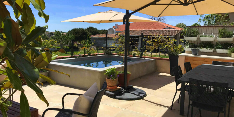Petite terrasse - Petit jardin - Salon de jardin - Cuisine d'été - Piscine - Petit bassin - Ombre - Parasols