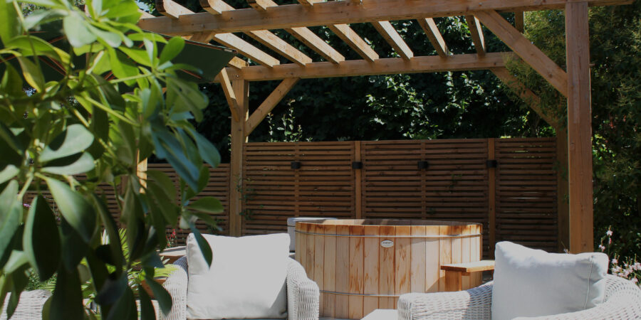 Projet d'aménagement avec pergola, terrasse en bois et bain nordique