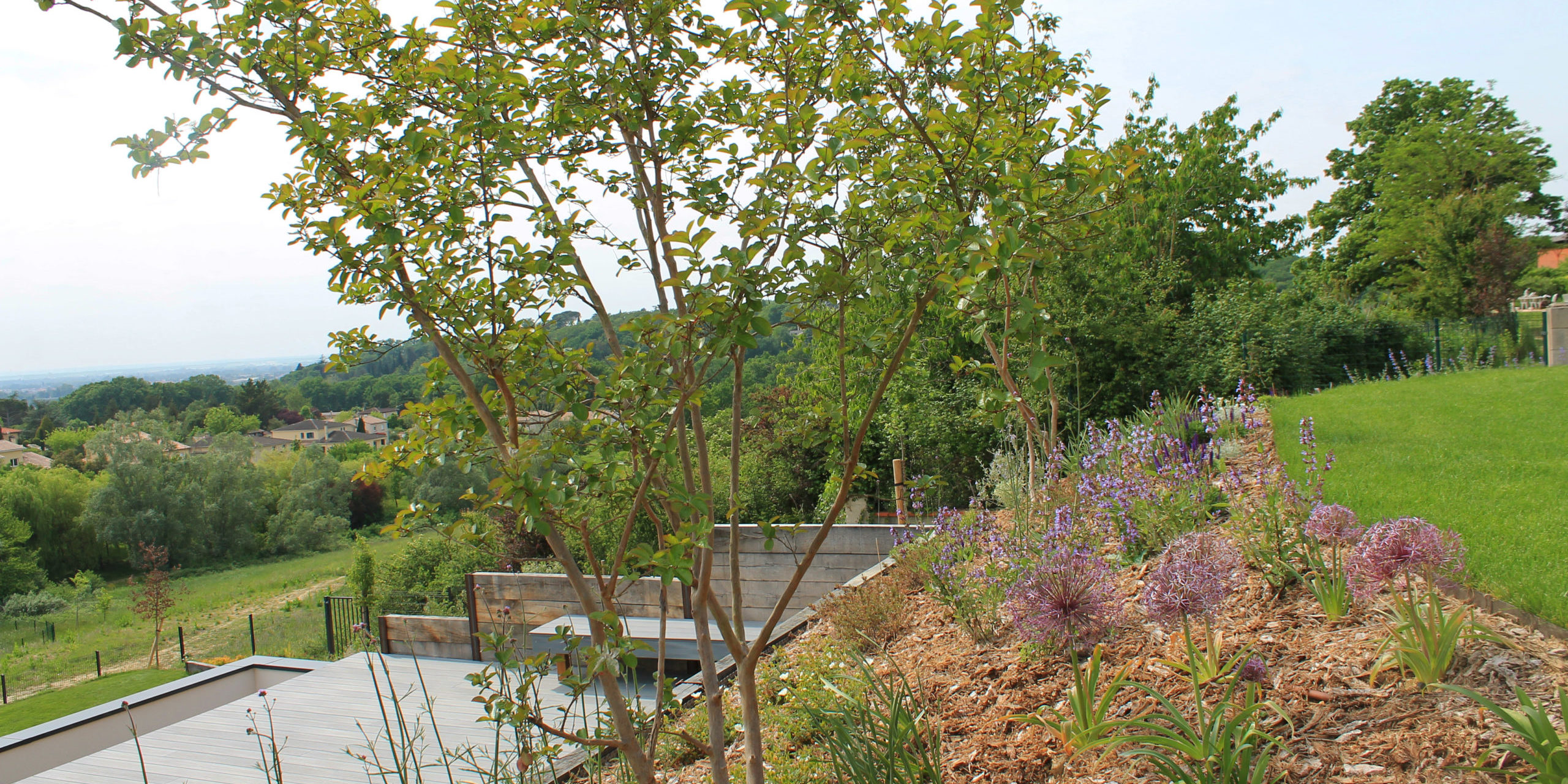Aménagement paysager - Jardin en pente - Terrasse en bois - Mur de soutènement - Mur - Dénivelé - Parois berlinoise - Jardin paysager - Déco jardin - Paysagiste - Piscine