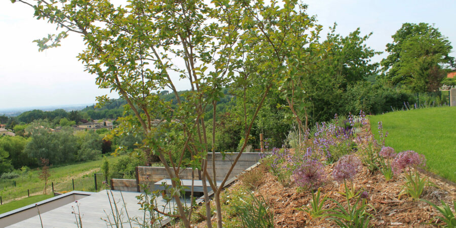Aménagement paysager - Jardin en pente - Terrasse en bois - Mur de soutènement - Mur - Dénivelé - Parois berlinoise - Jardin paysager - Déco jardin - Paysagiste - Piscine